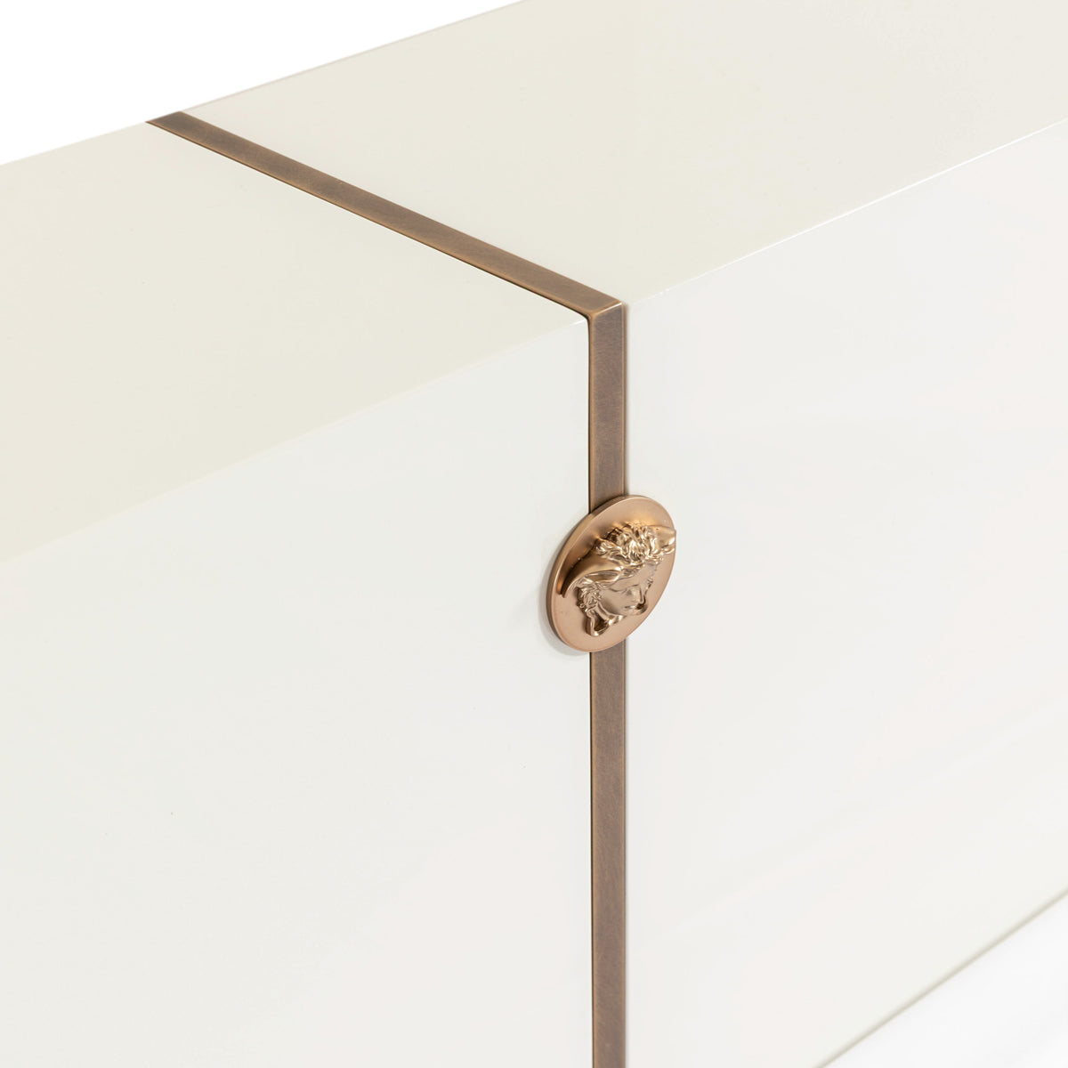 Royal Lacquer bed Medusa detail by Versace Home